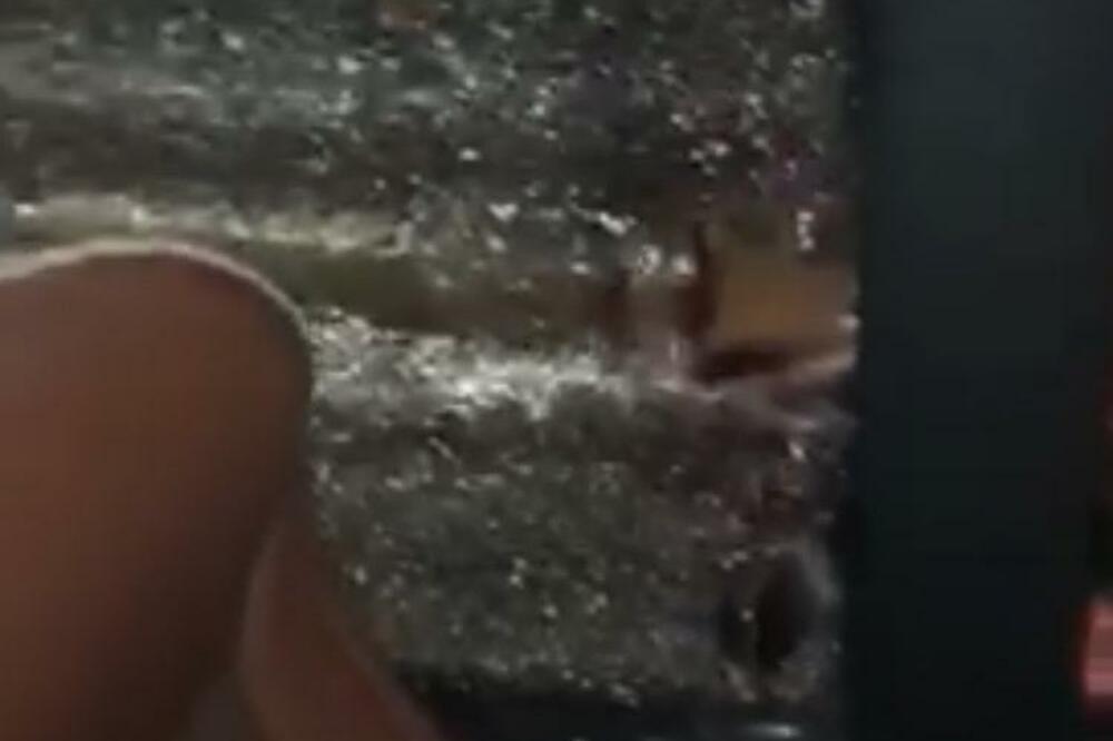 Polomljena stakla na autobusu Budućnosti