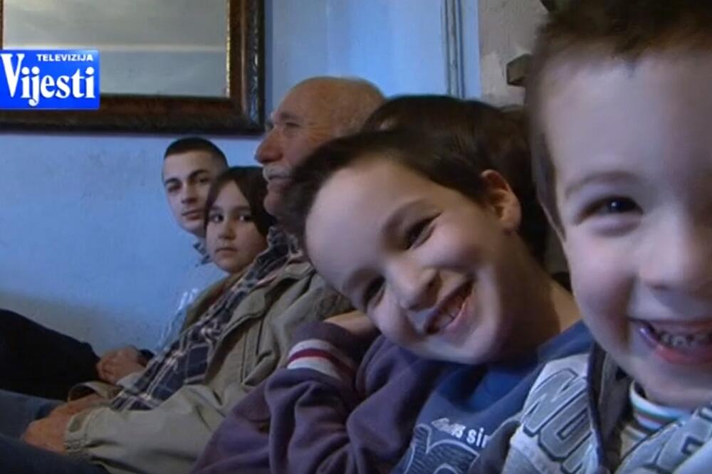 Radovan sa djecom, Foto: Screenshot (TV Vijesti)