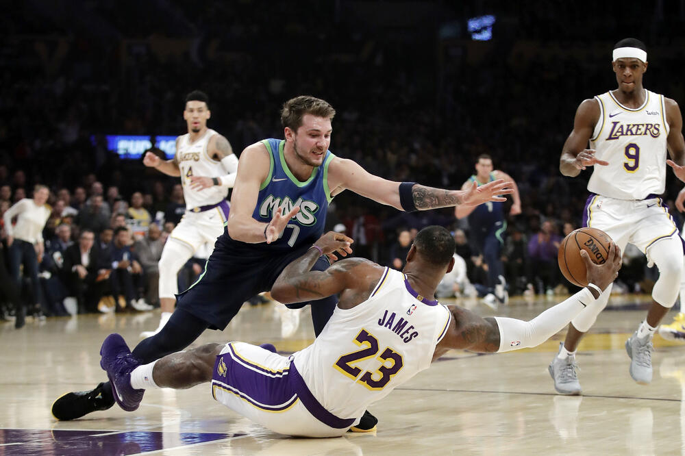 Lebron Džejms i  Luka Dončić, Foto: AP