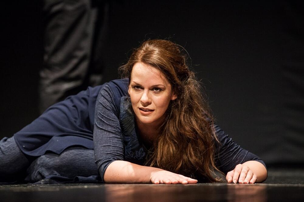 Scena iz predstave „I svaki put kao da je prvi“, Foto: Nikšićko pozorište