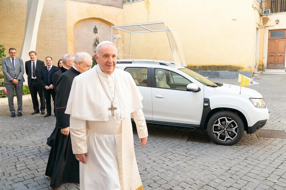 Papa Franjo ispred svog novog vozila, Foto: Twitter/Renault Groupe