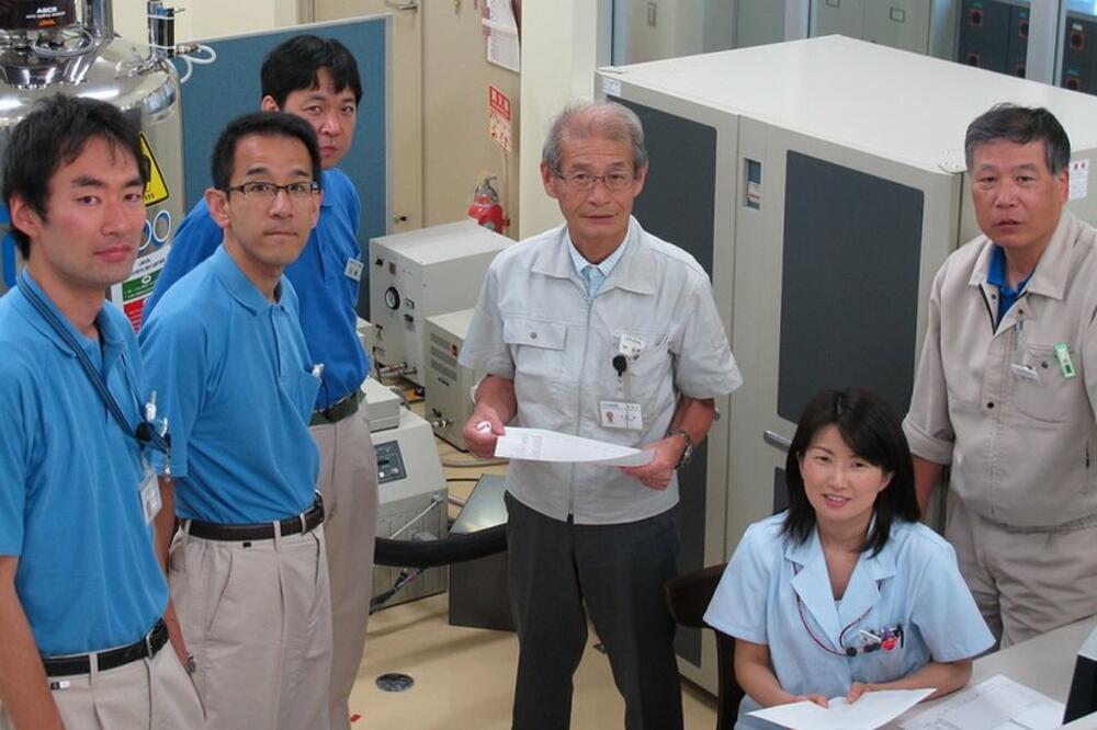 Profesor Akira Jošino (u sredini) dobio je 2019. godine Nobelovu nagradu za hemiju