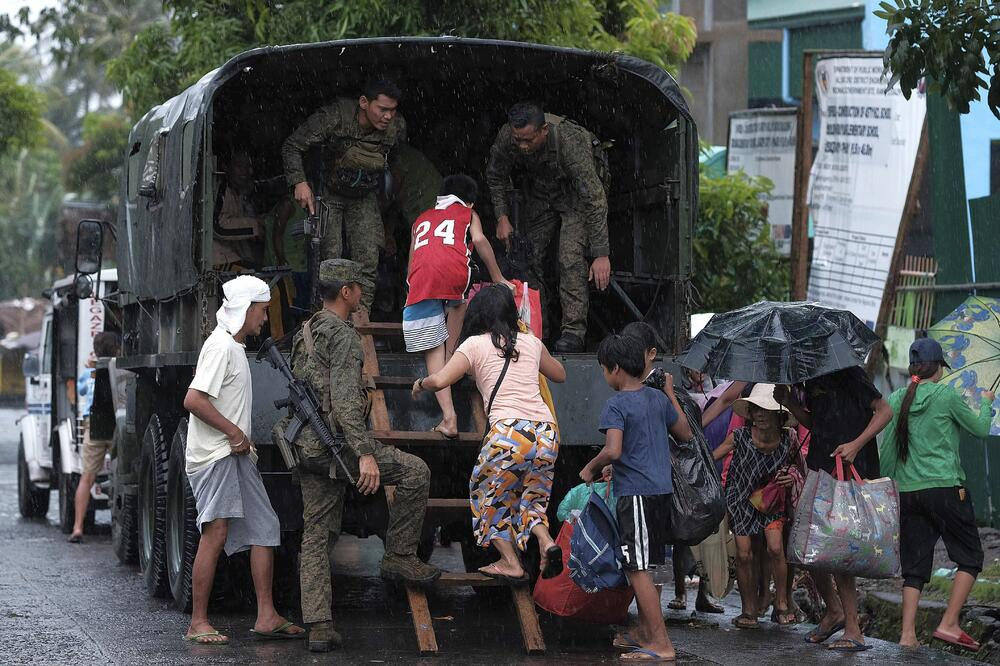 Evakuacija stanovništva, Foto: AP
