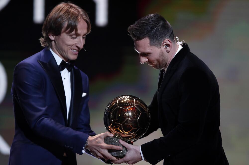 Modrić predaje nagradu Mesiju, Foto: AP