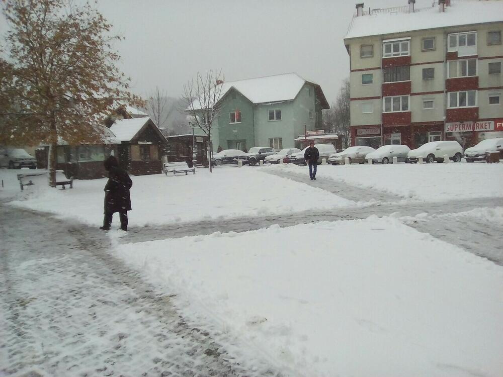 U Crnoj Gori danas će biti pretežno oblačno, u južnim predjelima povremeno kiša ili pljusak praćen grmljavinom, a na sjeveru uglavnom susnježica i snijeg. Zabijelilo je u većini gradova na sjeveru. Pogledajte i šaljite nam svoje fotografije na portal@vijesti.me
