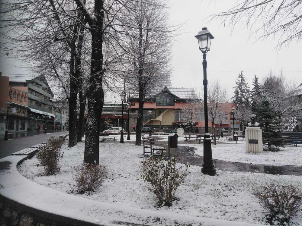 U Crnoj Gori danas će biti pretežno oblačno, u južnim predjelima povremeno kiša ili pljusak praćen grmljavinom, a na sjeveru uglavnom susnježica i snijeg. Zabijelilo je u većini gradova na sjeveru. Pogledajte i šaljite nam svoje fotografije na portal@vijesti.me