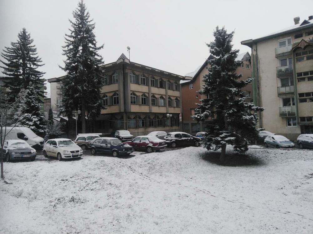 U Crnoj Gori danas će biti pretežno oblačno, u južnim predjelima povremeno kiša ili pljusak praćen grmljavinom, a na sjeveru uglavnom susnježica i snijeg. Zabijelilo je u većini gradova na sjeveru. Pogledajte i šaljite nam svoje fotografije na portal@vijesti.me