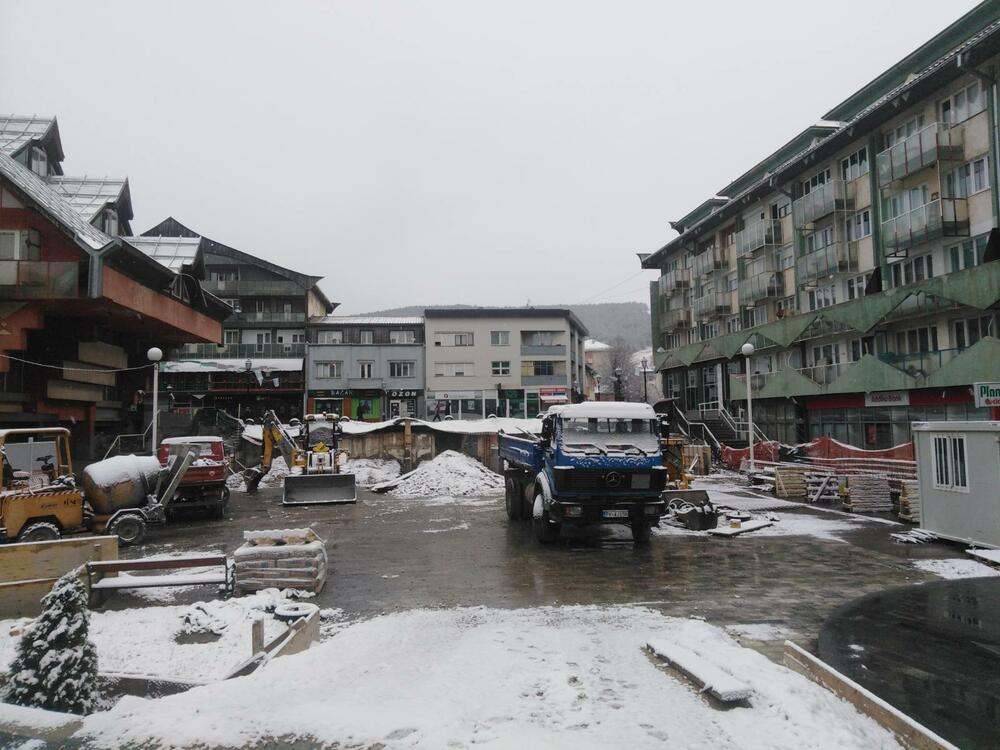 U Crnoj Gori danas će biti pretežno oblačno, u južnim predjelima povremeno kiša ili pljusak praćen grmljavinom, a na sjeveru uglavnom susnježica i snijeg. Zabijelilo je u većini gradova na sjeveru. Pogledajte i šaljite nam svoje fotografije na portal@vijesti.me