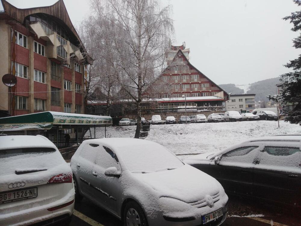 U Crnoj Gori danas će biti pretežno oblačno, u južnim predjelima povremeno kiša ili pljusak praćen grmljavinom, a na sjeveru uglavnom susnježica i snijeg. Zabijelilo je u većini gradova na sjeveru. Pogledajte i šaljite nam svoje fotografije na portal@vijesti.me