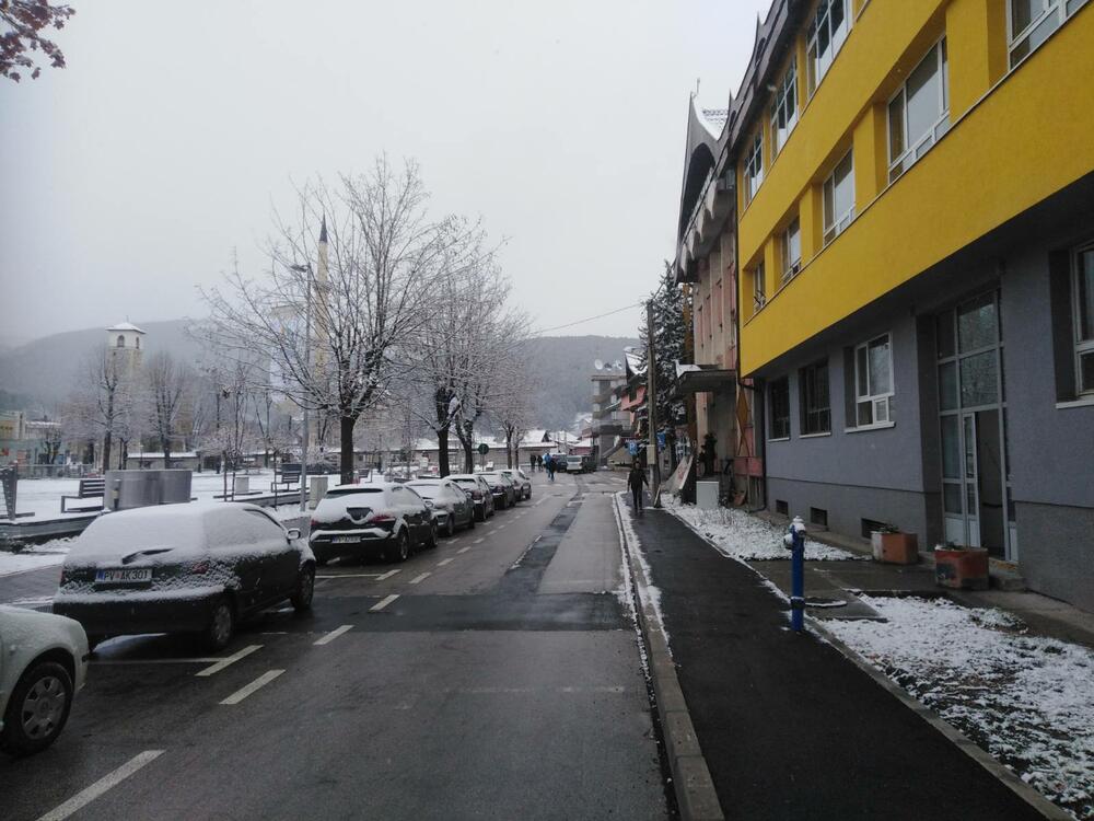 U Crnoj Gori danas će biti pretežno oblačno, u južnim predjelima povremeno kiša ili pljusak praćen grmljavinom, a na sjeveru uglavnom susnježica i snijeg. Zabijelilo je u većini gradova na sjeveru. Pogledajte i šaljite nam svoje fotografije na portal@vijesti.me