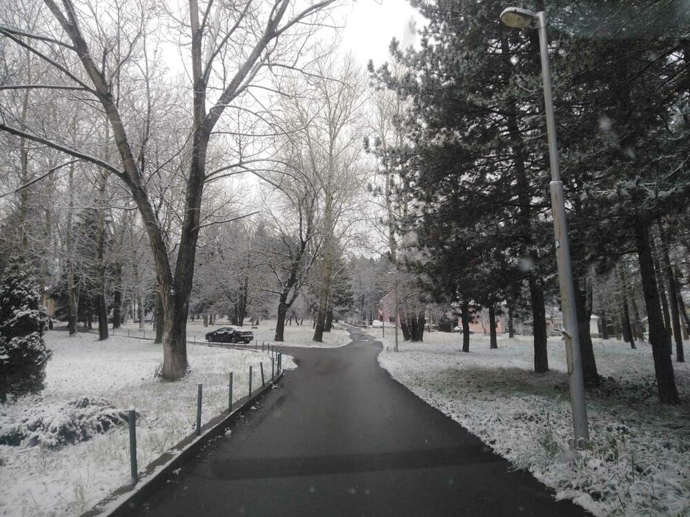 U Crnoj Gori danas će biti pretežno oblačno, u južnim predjelima povremeno kiša ili pljusak praćen grmljavinom, a na sjeveru uglavnom susnježica i snijeg. Zabijelilo je u većini gradova na sjeveru. Pogledajte i šaljite nam svoje fotografije na portal@vijesti.me