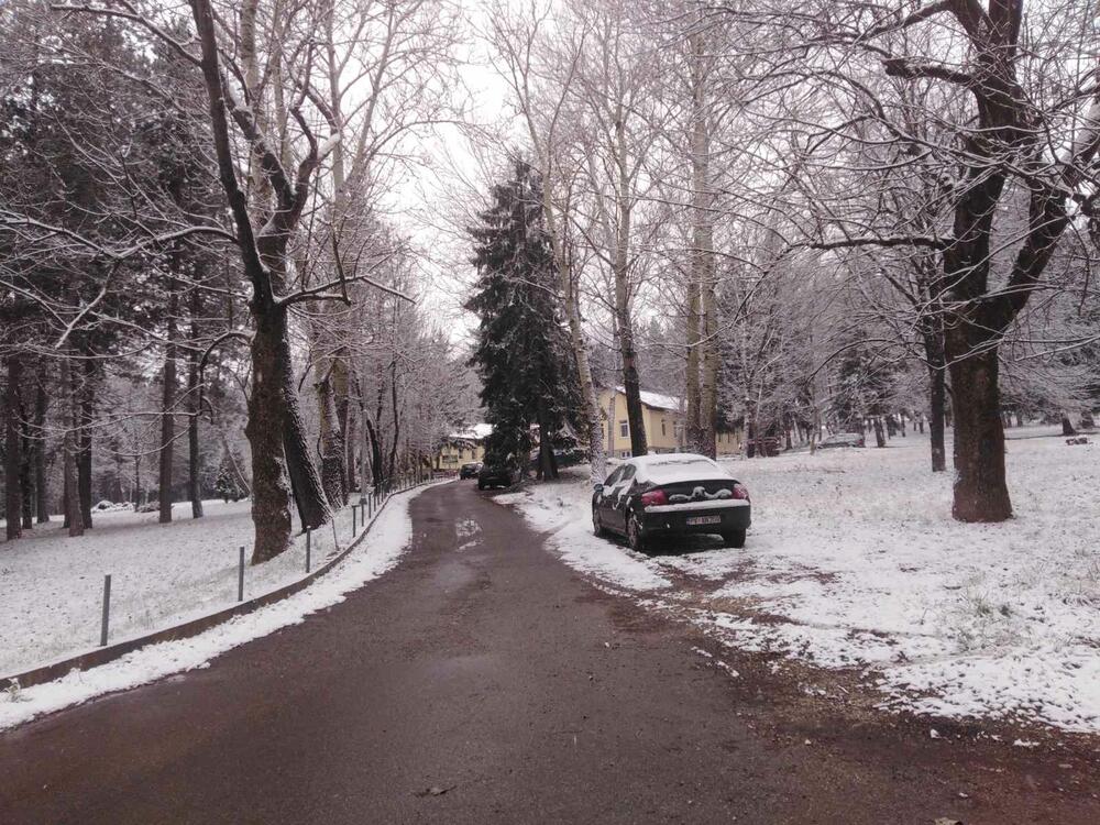 U Crnoj Gori danas će biti pretežno oblačno, u južnim predjelima povremeno kiša ili pljusak praćen grmljavinom, a na sjeveru uglavnom susnježica i snijeg. Zabijelilo je u većini gradova na sjeveru. Pogledajte i šaljite nam svoje fotografije na portal@vijesti.me