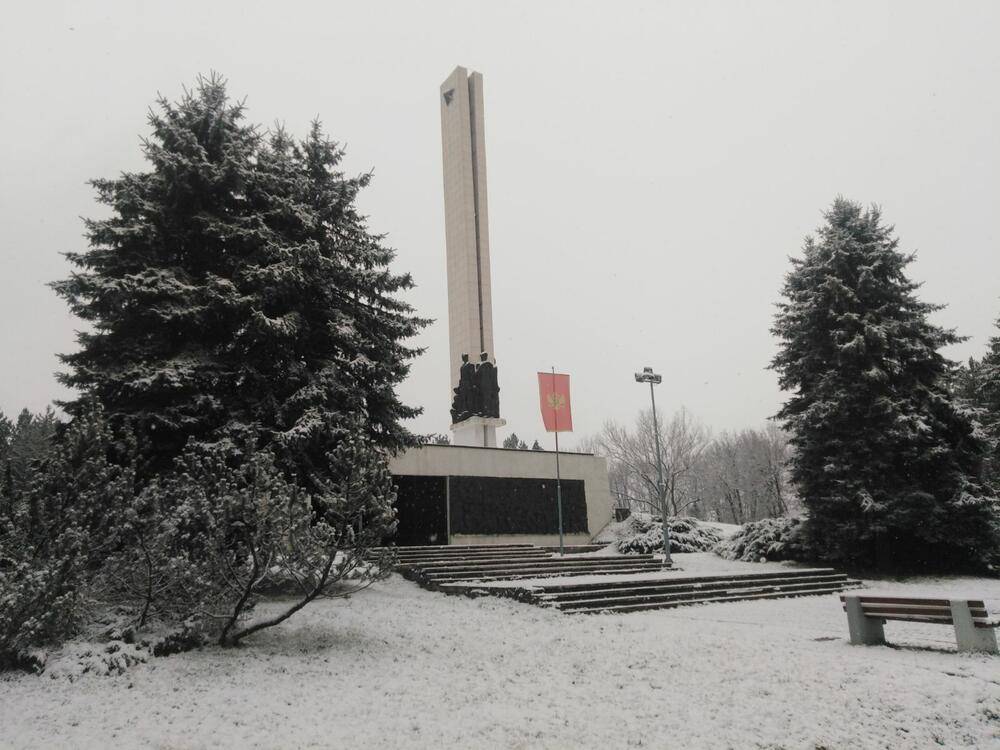 U Crnoj Gori danas će biti pretežno oblačno, u južnim predjelima povremeno kiša ili pljusak praćen grmljavinom, a na sjeveru uglavnom susnježica i snijeg. Zabijelilo je u većini gradova na sjeveru. Pogledajte i šaljite nam svoje fotografije na portal@vijesti.me