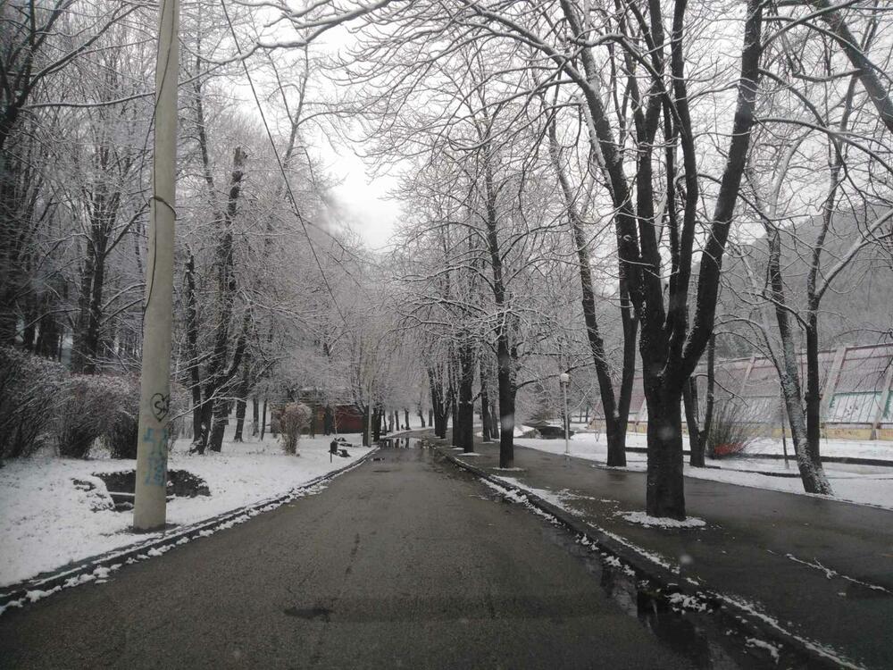 U Crnoj Gori danas će biti pretežno oblačno, u južnim predjelima povremeno kiša ili pljusak praćen grmljavinom, a na sjeveru uglavnom susnježica i snijeg. Zabijelilo je u većini gradova na sjeveru. Pogledajte i šaljite nam svoje fotografije na portal@vijesti.me