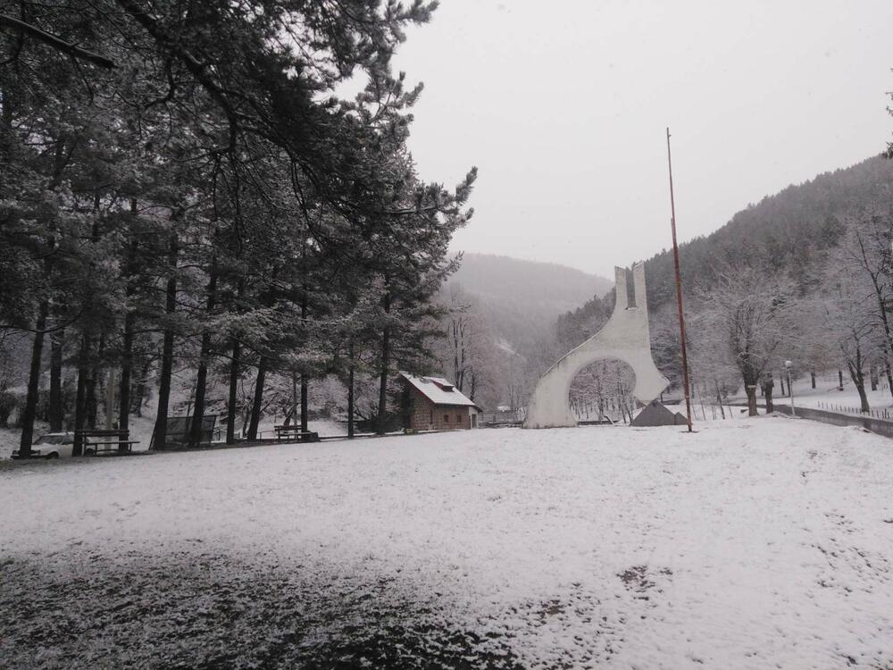 U Crnoj Gori danas će biti pretežno oblačno, u južnim predjelima povremeno kiša ili pljusak praćen grmljavinom, a na sjeveru uglavnom susnježica i snijeg. Zabijelilo je u većini gradova na sjeveru. Pogledajte i šaljite nam svoje fotografije na portal@vijesti.me