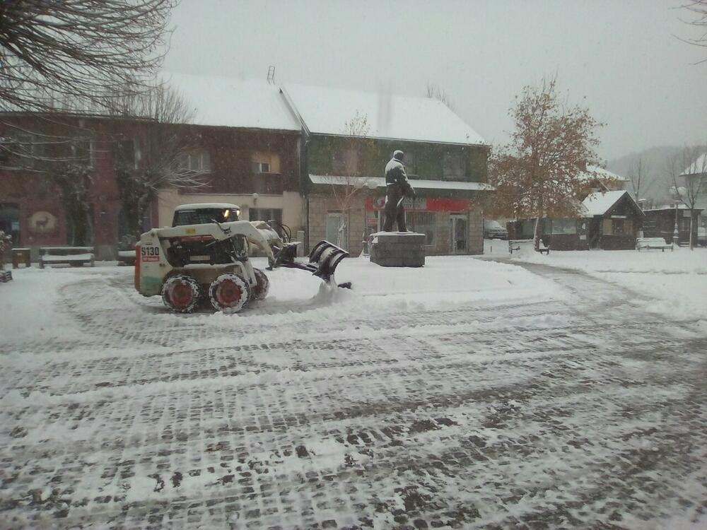 U Crnoj Gori danas će biti pretežno oblačno, u južnim predjelima povremeno kiša ili pljusak praćen grmljavinom, a na sjeveru uglavnom susnježica i snijeg. Zabijelilo je u većini gradova na sjeveru. Pogledajte i šaljite nam svoje fotografije na portal@vijesti.me