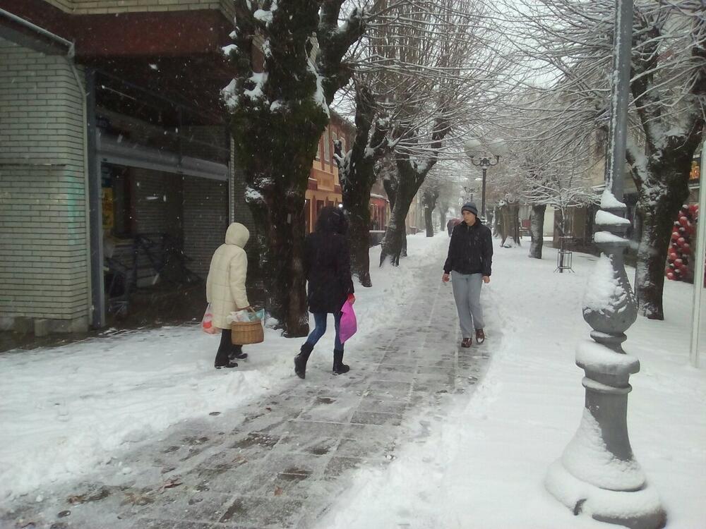 U Crnoj Gori danas će biti pretežno oblačno, u južnim predjelima povremeno kiša ili pljusak praćen grmljavinom, a na sjeveru uglavnom susnježica i snijeg. Zabijelilo je u većini gradova na sjeveru. Pogledajte i šaljite nam svoje fotografije na portal@vijesti.me