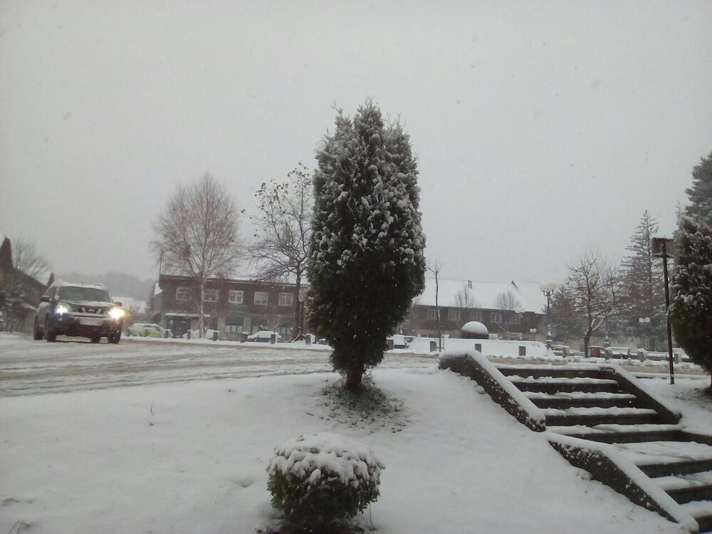 U Crnoj Gori danas će biti pretežno oblačno, u južnim predjelima povremeno kiša ili pljusak praćen grmljavinom, a na sjeveru uglavnom susnježica i snijeg. Zabijelilo je u većini gradova na sjeveru. Pogledajte i šaljite nam svoje fotografije na portal@vijesti.me