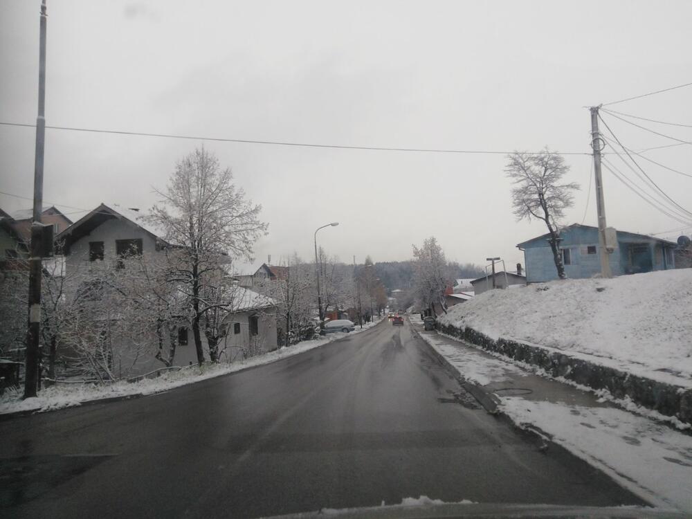 U Crnoj Gori danas će biti pretežno oblačno, u južnim predjelima povremeno kiša ili pljusak praćen grmljavinom, a na sjeveru uglavnom susnježica i snijeg. Zabijelilo je u većini gradova na sjeveru. Pogledajte i šaljite nam svoje fotografije na portal@vijesti.me