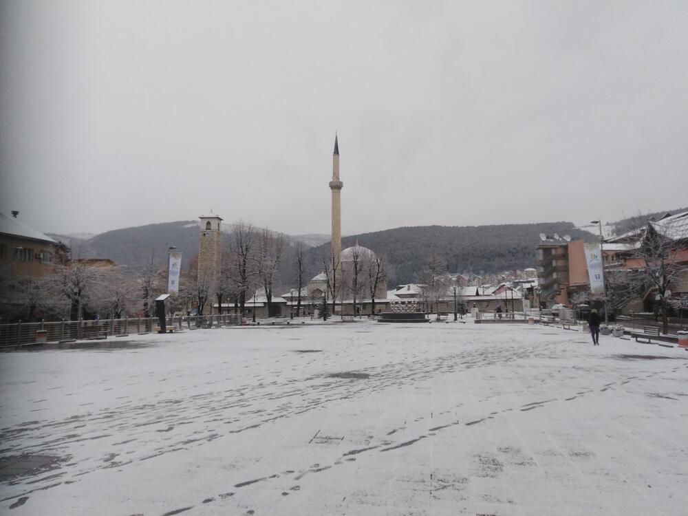 U Crnoj Gori danas će biti pretežno oblačno, u južnim predjelima povremeno kiša ili pljusak praćen grmljavinom, a na sjeveru uglavnom susnježica i snijeg. Zabijelilo je u većini gradova na sjeveru. Pogledajte i šaljite nam svoje fotografije na portal@vijesti.me