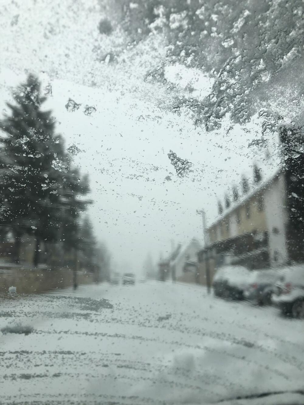 U Crnoj Gori danas će biti pretežno oblačno, u južnim predjelima povremeno kiša ili pljusak praćen grmljavinom, a na sjeveru uglavnom susnježica i snijeg. Zabijelilo je u većini gradova na sjeveru. Pogledajte i šaljite nam svoje fotografije na portal@vijesti.me