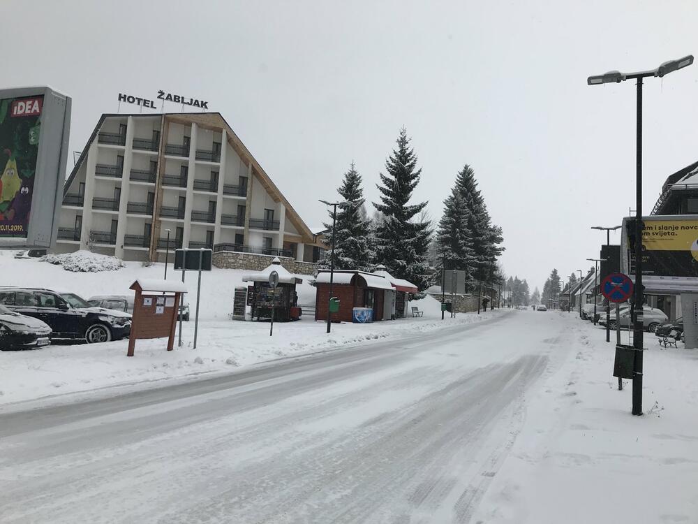 U Crnoj Gori danas će biti pretežno oblačno, u južnim predjelima povremeno kiša ili pljusak praćen grmljavinom, a na sjeveru uglavnom susnježica i snijeg. Zabijelilo je u većini gradova na sjeveru. Pogledajte i šaljite nam svoje fotografije na portal@vijesti.me