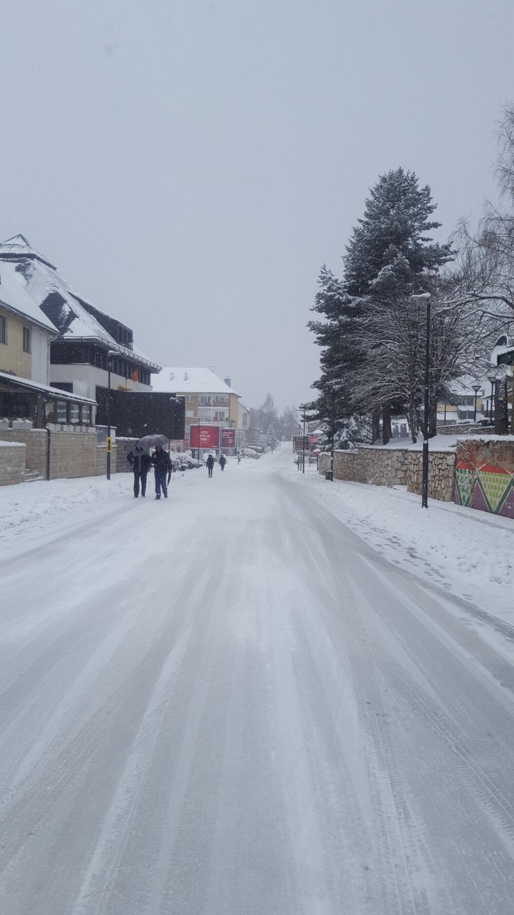 U Crnoj Gori danas će biti pretežno oblačno, u južnim predjelima povremeno kiša ili pljusak praćen grmljavinom, a na sjeveru uglavnom susnježica i snijeg. Zabijelilo je u većini gradova na sjeveru. Pogledajte i šaljite nam svoje fotografije na portal@vijesti.me