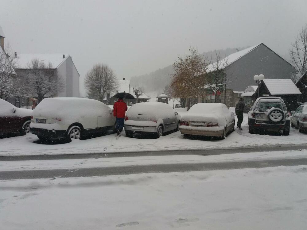 U Crnoj Gori danas će biti pretežno oblačno, u južnim predjelima povremeno kiša ili pljusak praćen grmljavinom, a na sjeveru uglavnom susnježica i snijeg. Zabijelilo je u većini gradova na sjeveru. Pogledajte i šaljite nam svoje fotografije na portal@vijesti.me