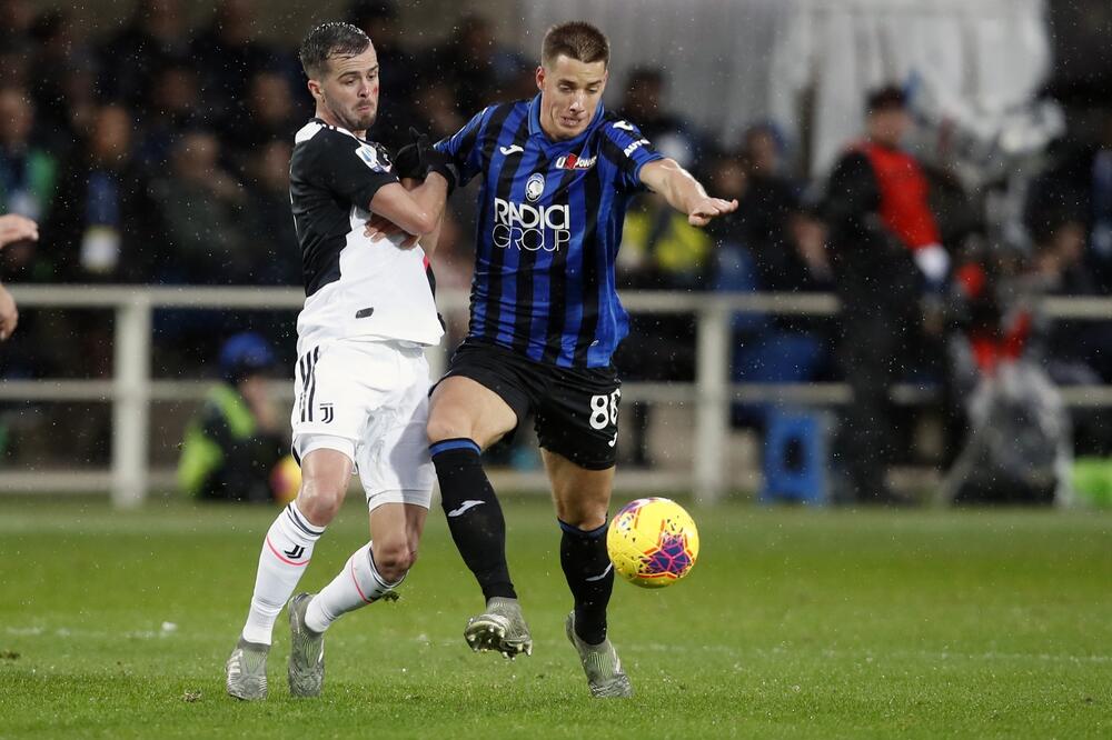 Pašalić u duelu sa Miralemom Pjanićem, Foto: Beta/AP