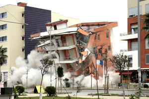 Pogledajte: Albanska vojska eksplozivom srušila zgradu oštećenu u...