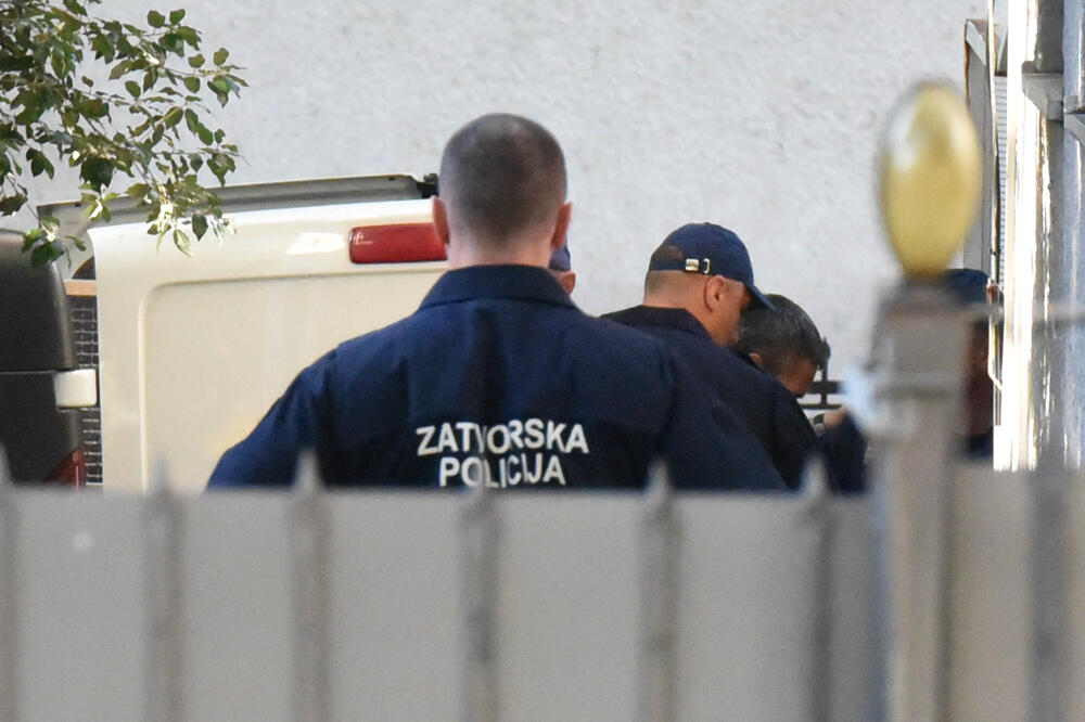 Policija dovodi jednog od osumnjičenih na suđenje (arhiva), Foto: Savo Prelević
