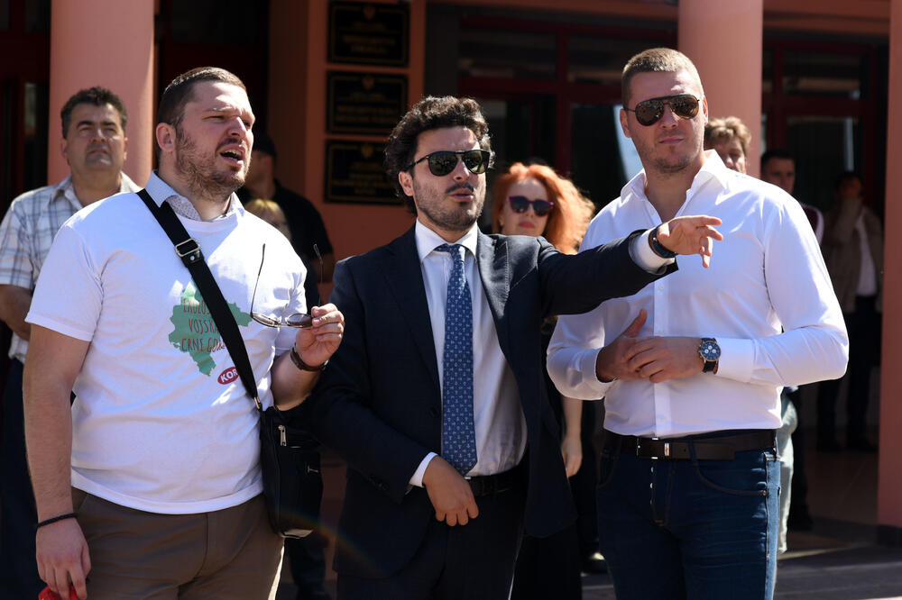 Abazović sa kolegama i eko aktivistima na jednom od portesta ispred zgrade ministarstva u Podgorici, Foto: Boris Pejović