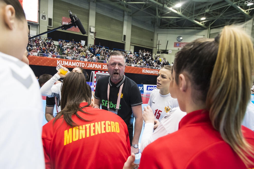 Per Johanson sa igračicama Crne Gore, Foto: Aniko Kovacs/IHF