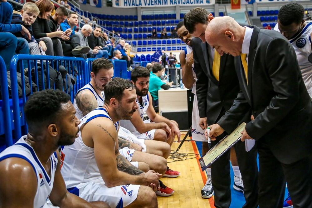 Mihailo Pavićević na tajm-autu na meču sa Gaziantepom