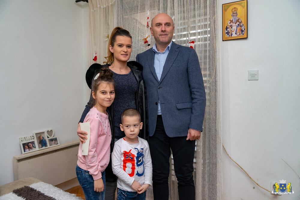 Božović sa djecom i Carević, Foto: Opština Budva