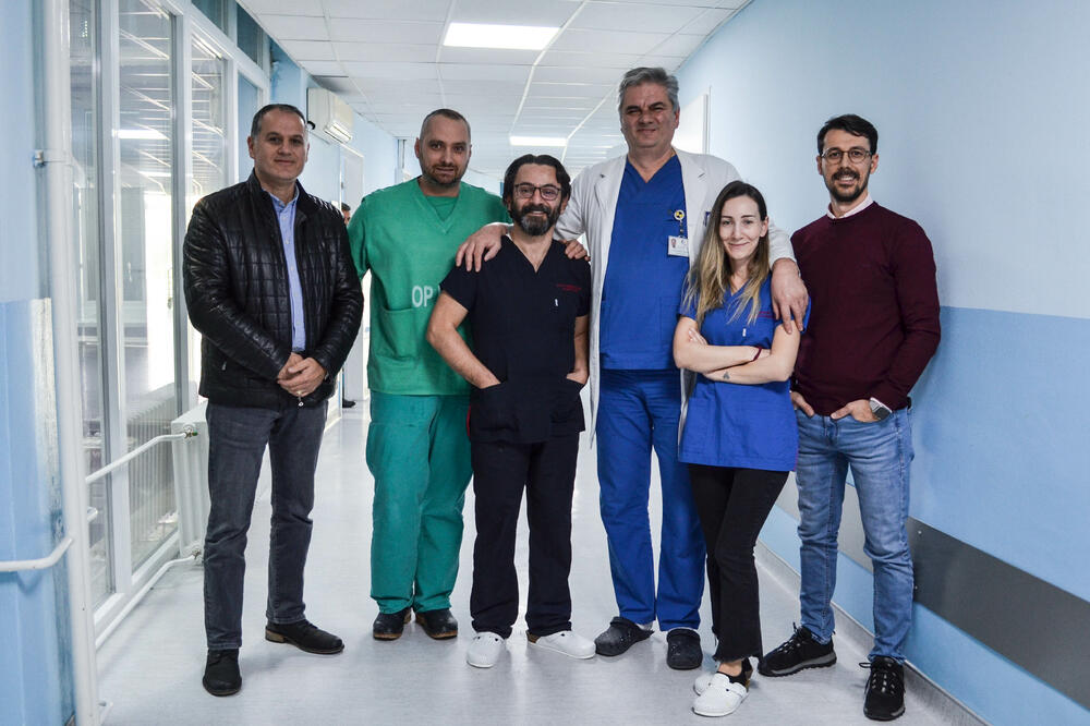 Jušković, Borovinić i Ozturk sa osobljem KCCG, Foto: KCCG