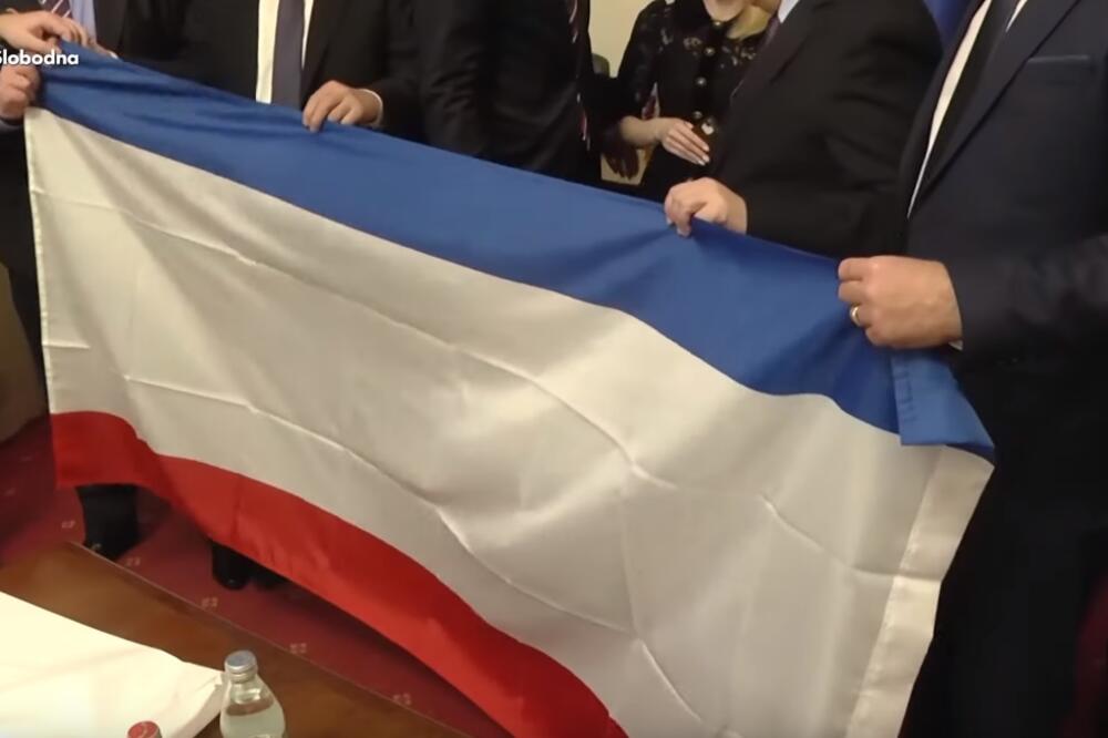 Zastava Krima u Skupštini Srbije, Foto: Screenshot/Radio Slobodna Evropa