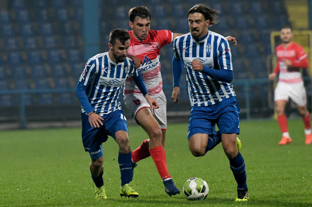 Ivanović i Božović (Budućnost) u duelu sa Maleševićem (Iskra), Foto: Savo Prelević