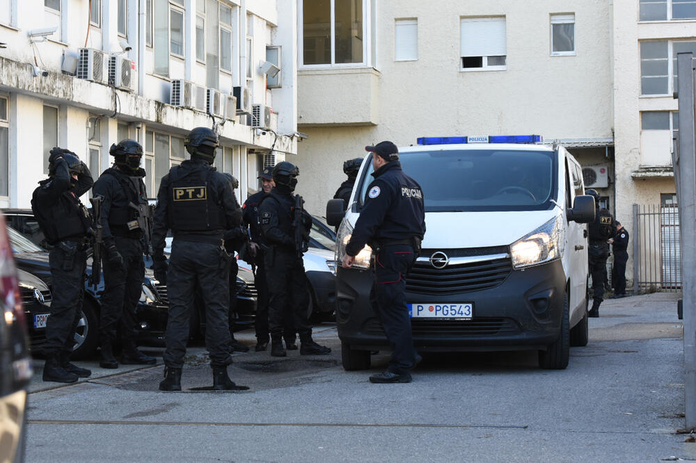 Uhapšena dvojica pomogača: Policija ispred Specijalnog tužilaštva (ilustracija), Foto: Savo Prelević