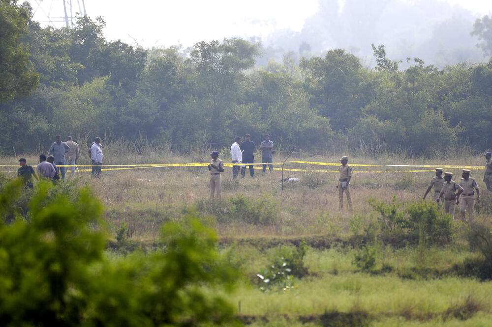 Indijska policija na mjestu gdje su četvorica ousmnjičenih ubijeni, Foto: BETA/AP