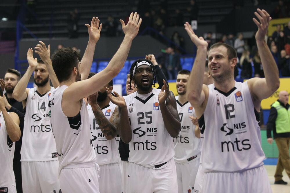 Košarkaši Partizana pozdravljaju navijače po završetku utakmice, Foto: BETAPHOTO