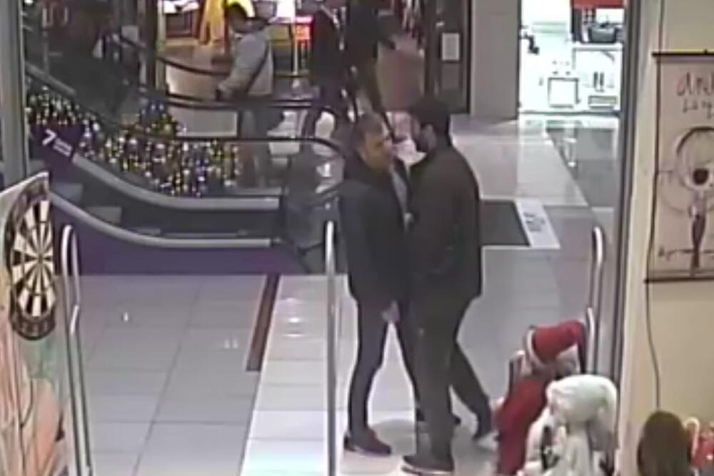 Momenat kada Mijatović udara u Otaševića, Foto: Vijesti, Vijesti