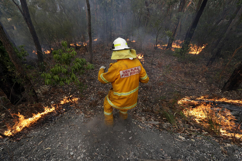 Vatrogasac na terenu, Foto: BETA/AP