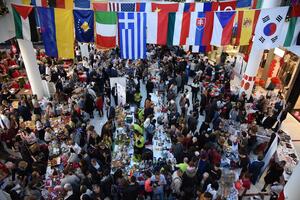 Pogledajte atmosferu sa Međunarodnog humanitarnog Božićnog bazara