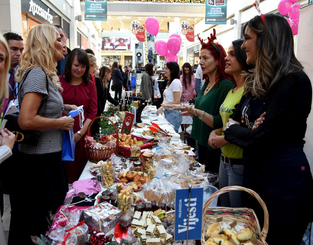 U šoping-molu Delta City otvoren je Međunarodni diplomatski humanitarni Božićni bazar. Učesnici bazara imaju za cilj da prikupe novčana sredstva u humanitarne svrhe prodajući svoje rukotvorine kojima će ujedno predstaviti i zemlje iz kojih dolaze. U ovogodišnjoj akciji učestvovaće 24 ambasade, Televizija Vijesti, kompanija T-com i Fondacija “Petar Petrović Njegoš”.