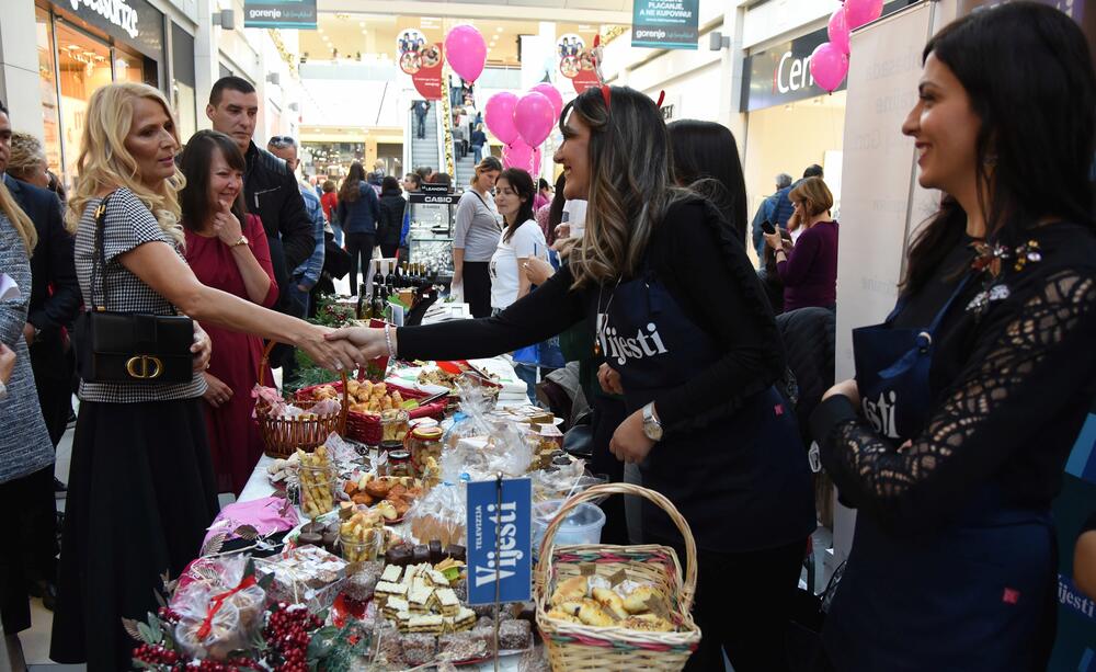 U šoping-molu Delta City otvoren je Međunarodni diplomatski humanitarni Božićni bazar. Učesnici bazara imaju za cilj da prikupe novčana sredstva u humanitarne svrhe prodajući svoje rukotvorine kojima će ujedno predstaviti i zemlje iz kojih dolaze. U ovogodišnjoj akciji učestvovaće 24 ambasade, Televizija Vijesti, kompanija T-com i Fondacija “Petar Petrović Njegoš”.