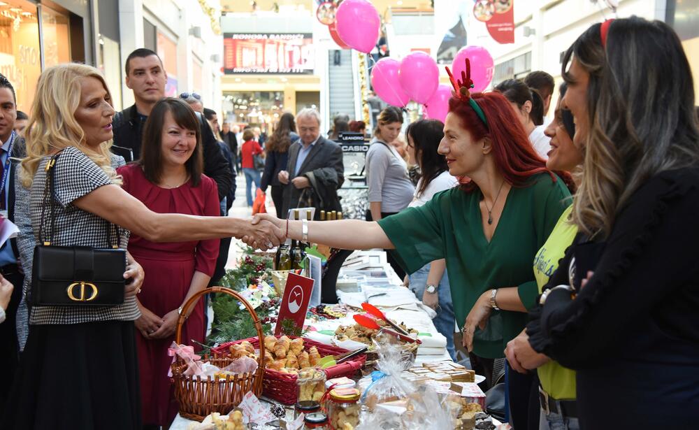 U šoping-molu Delta City otvoren je Međunarodni diplomatski humanitarni Božićni bazar. Učesnici bazara imaju za cilj da prikupe novčana sredstva u humanitarne svrhe prodajući svoje rukotvorine kojima će ujedno predstaviti i zemlje iz kojih dolaze. U ovogodišnjoj akciji učestvovaće 24 ambasade, Televizija Vijesti, kompanija T-com i Fondacija “Petar Petrović Njegoš”.