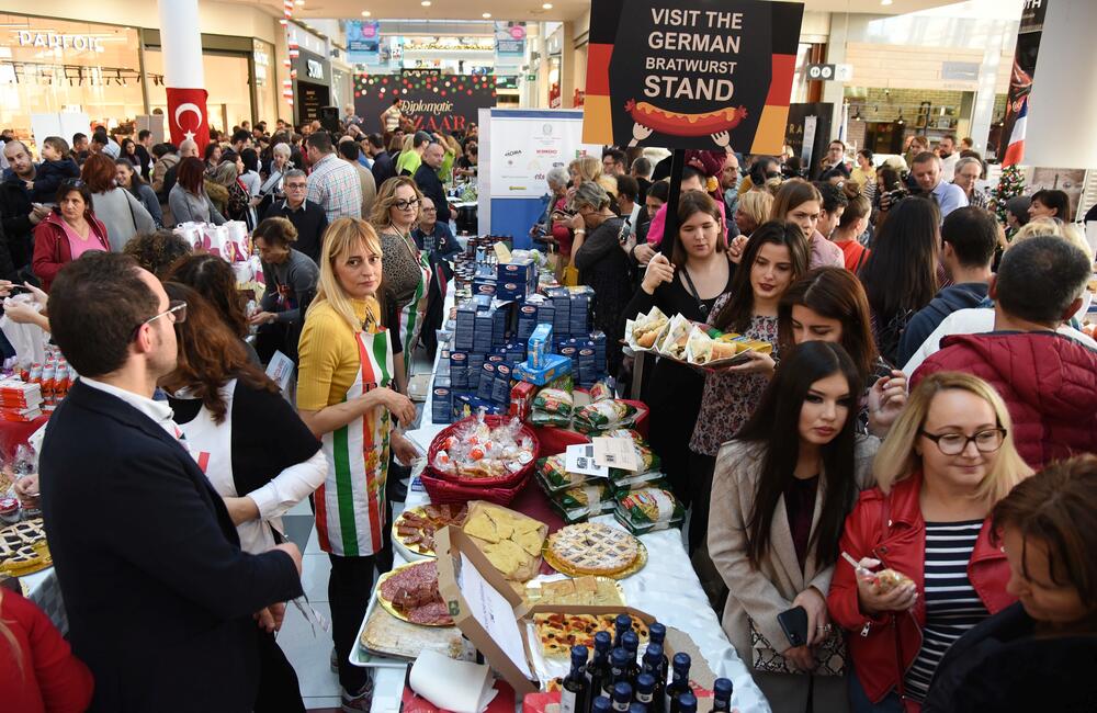 U šoping-molu Delta City otvoren je Međunarodni diplomatski humanitarni Božićni bazar. Učesnici bazara imaju za cilj da prikupe novčana sredstva u humanitarne svrhe prodajući svoje rukotvorine kojima će ujedno predstaviti i zemlje iz kojih dolaze. U ovogodišnjoj akciji učestvovaće 24 ambasade, Televizija Vijesti, kompanija T-com i Fondacija “Petar Petrović Njegoš”.