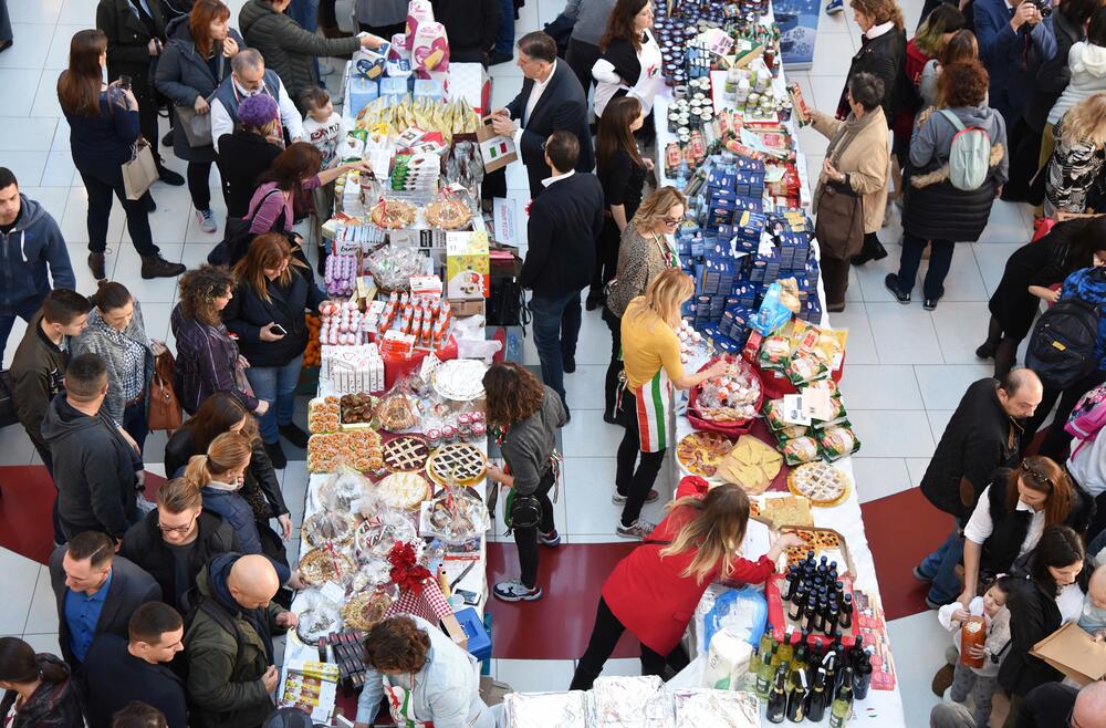 U šoping-molu Delta City otvoren je Međunarodni diplomatski humanitarni Božićni bazar. Učesnici bazara imaju za cilj da prikupe novčana sredstva u humanitarne svrhe prodajući svoje rukotvorine kojima će ujedno predstaviti i zemlje iz kojih dolaze. U ovogodišnjoj akciji učestvovaće 24 ambasade, Televizija Vijesti, kompanija T-com i Fondacija “Petar Petrović Njegoš”.