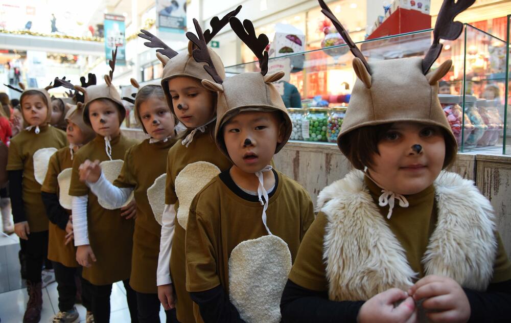 U šoping-molu Delta City otvoren je Međunarodni diplomatski humanitarni Božićni bazar. Učesnici bazara imaju za cilj da prikupe novčana sredstva u humanitarne svrhe prodajući svoje rukotvorine kojima će ujedno predstaviti i zemlje iz kojih dolaze. U ovogodišnjoj akciji učestvovaće 24 ambasade, Televizija Vijesti, kompanija T-com i Fondacija “Petar Petrović Njegoš”.